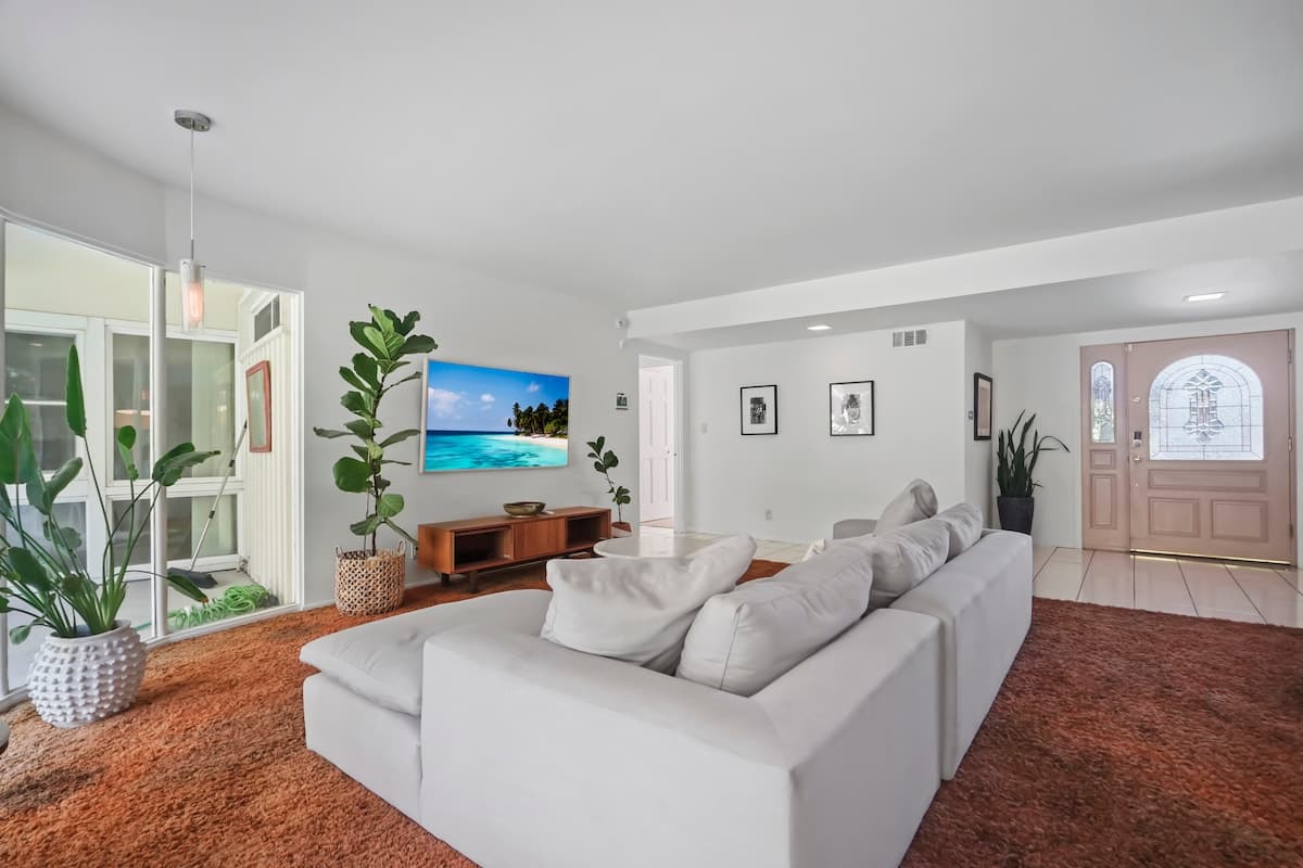 Peaceful 4BR LA Oasis w/Yard, Workspace & Hammock.